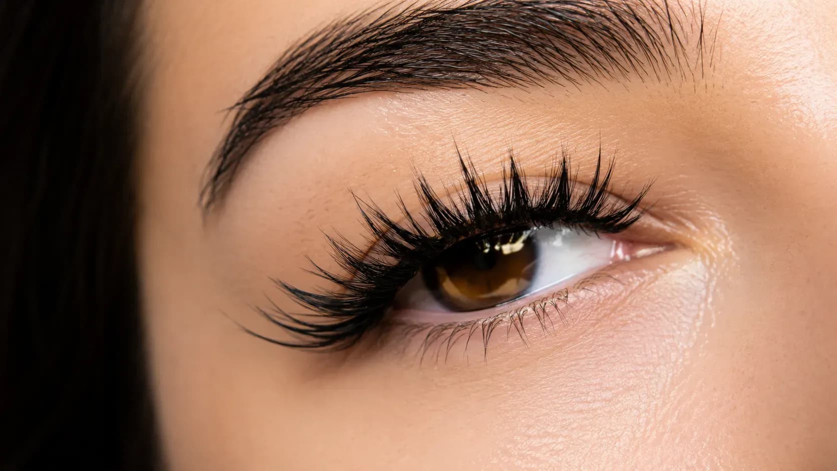 Extensii gene Efect Special cu styling cat eye/wispy, volum vizibil și formă personalizată a privirii
